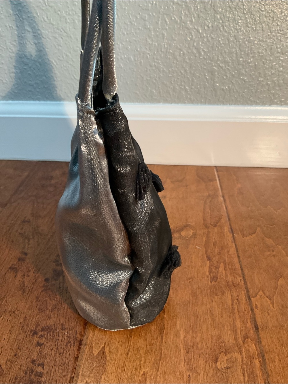 Elegant Black Satin Handbag with Rosette Accents - Picture 3 of 5